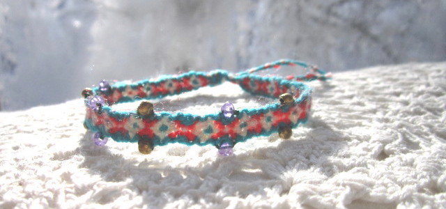 Unique friendship bracelets bespangled with colored beads and accessorized with switchable knot