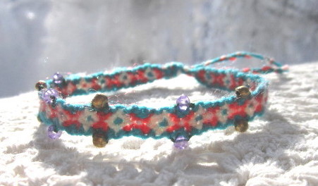 Unique friendship bracelets bespangled with colored beads and accessorized with switchable knot